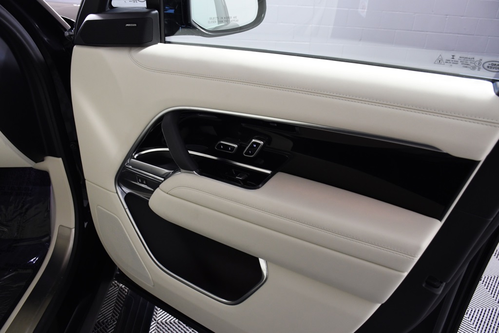 2023 Land Rover Range Rover SE photo 16