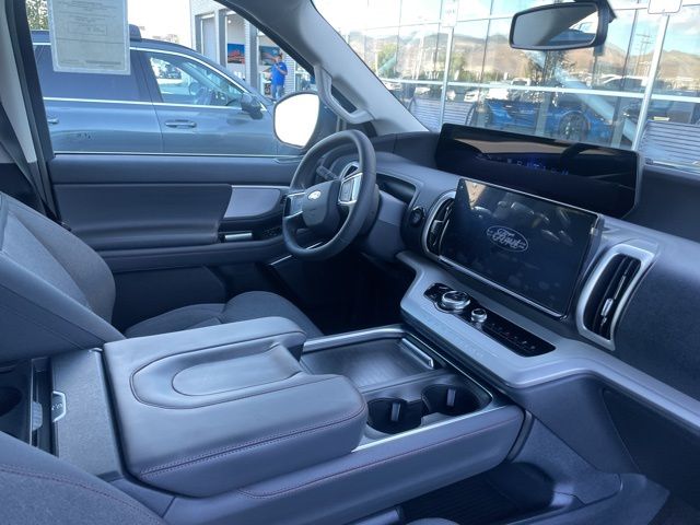2025 Ford Expedition photo 4