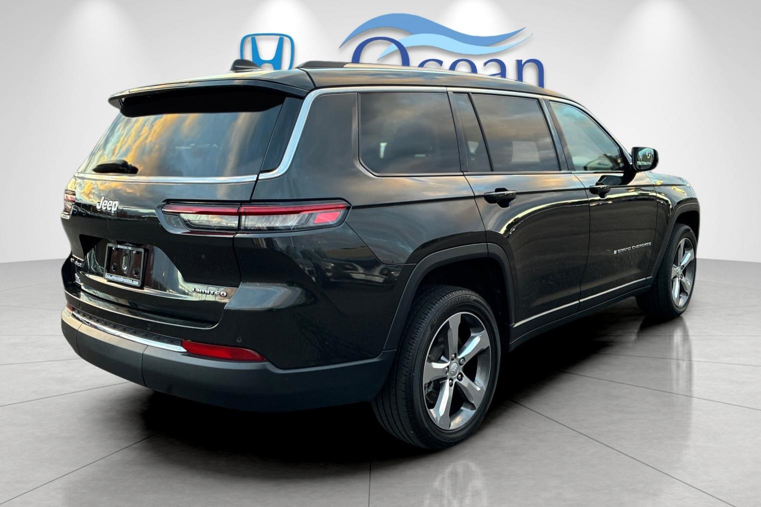 2022 Jeep Grand Cherokee Limited photo 2