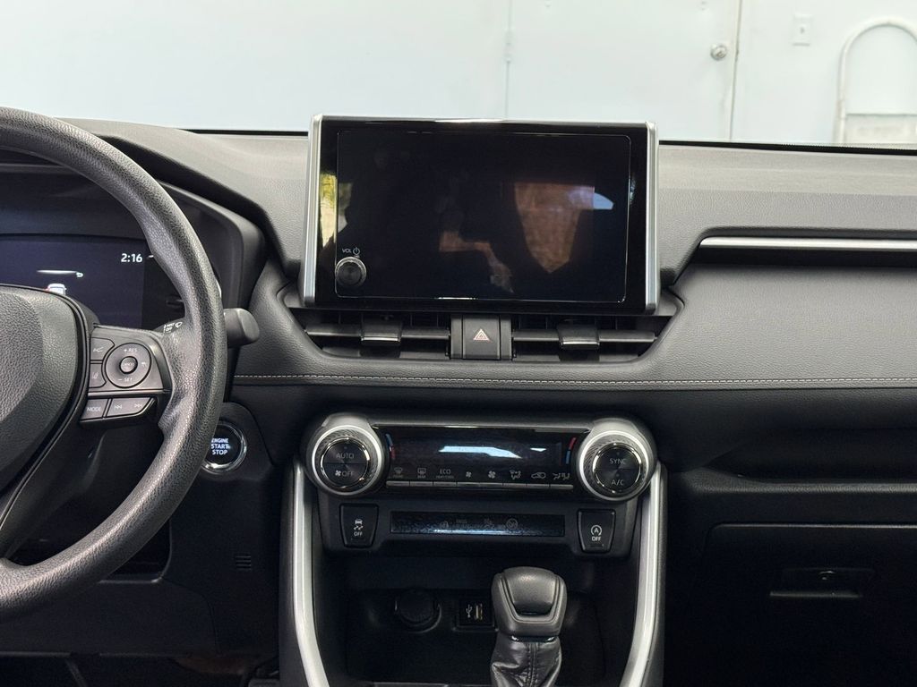 2024 Toyota RAV4 XLE photo 18