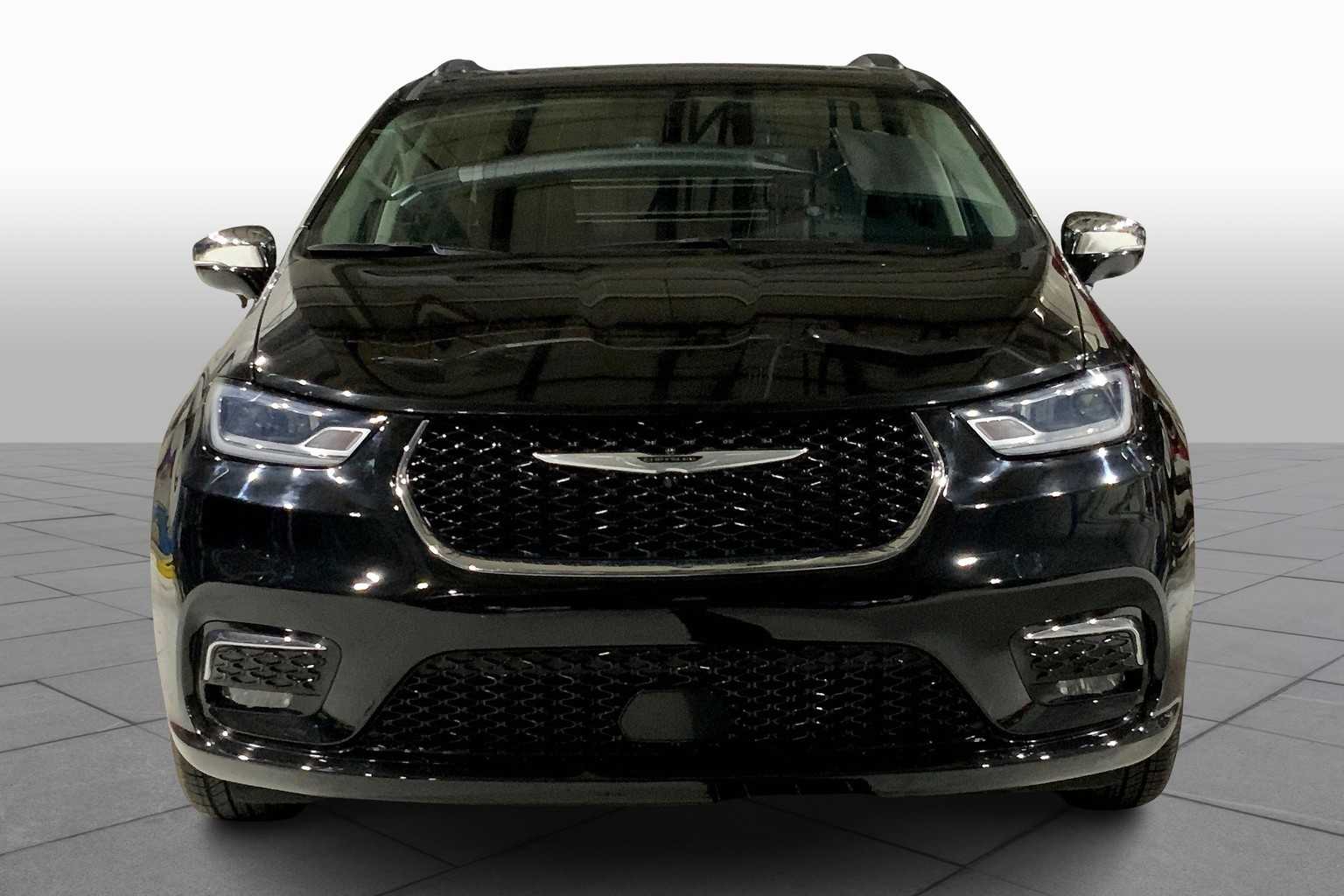 2023 Chrysler Pacifica Limited photo 3