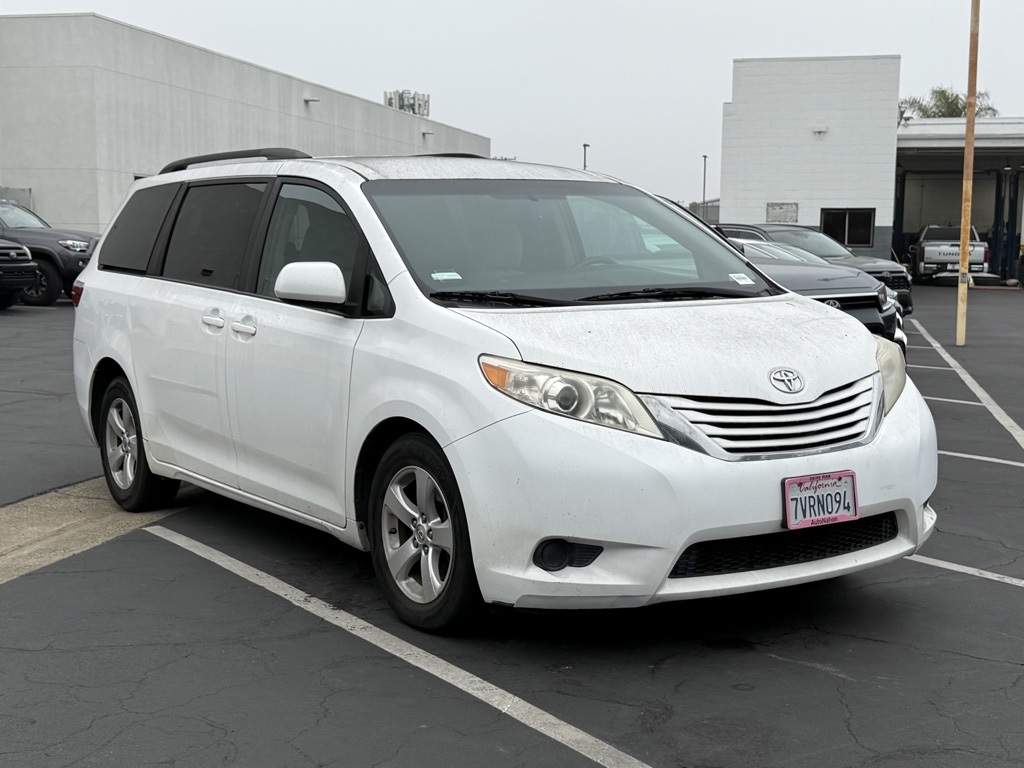 2017 Toyota Sienna LE's photo