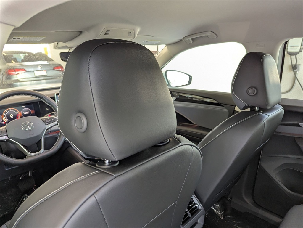 2025 Volkswagen Tiguan SE photo 14