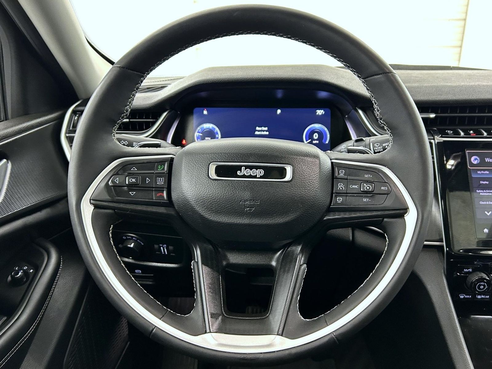 2023 Jeep Grand Cherokee Laredo photo 10