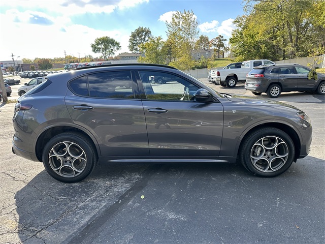 2024 Alfa Romeo Stelvio Ti photo 4
