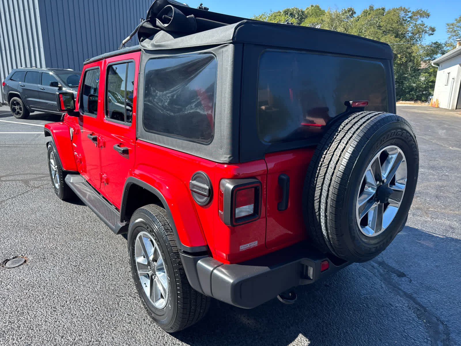 2023 Jeep Wrangler Sahara photo 4
