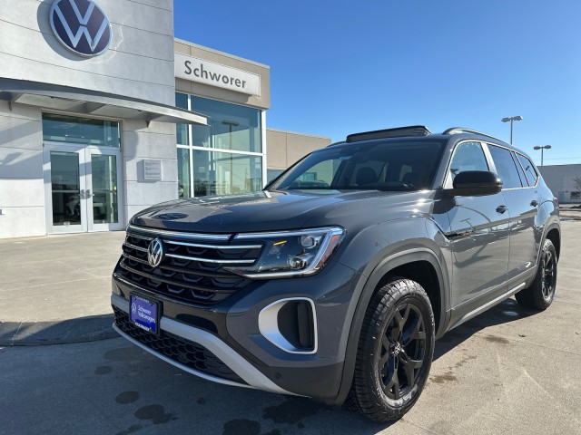 2025 Volkswagen Atlas Peak Edition photo 2