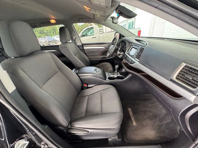 2019 Toyota Highlander LE photo 12