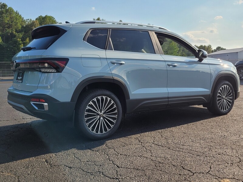 2025 Volkswagen Taos SE photo 2