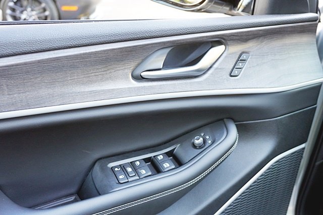 New 2023 Silver Zynith Exterior Paint Jeep Limited image 29