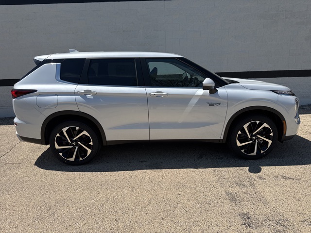 2025 Mitsubishi Outlander PHEV SE photo 2