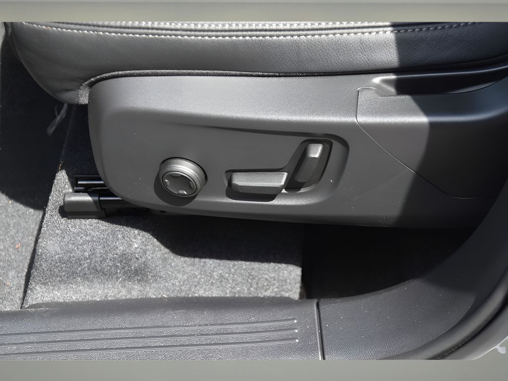 2025 Volvo XC40 photo 29
