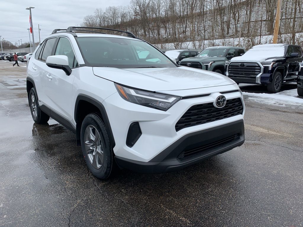 2025 Toyota RAV4 XLE's photo