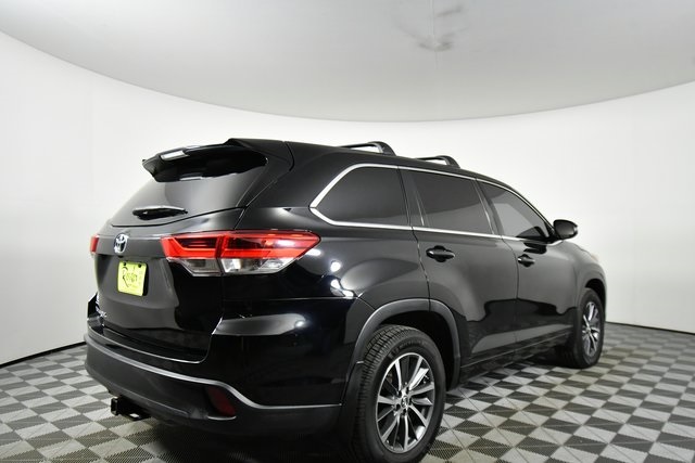 2017 Toyota Highlander LE photo 7