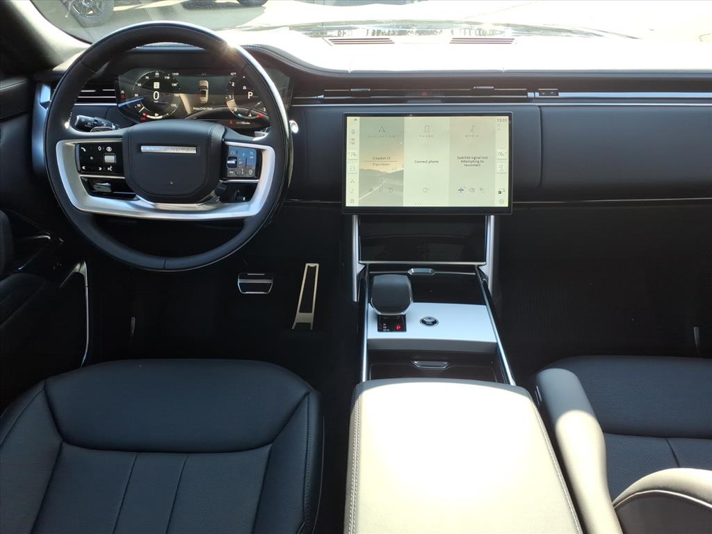 2025 Land Rover Range Rover SE photo 3