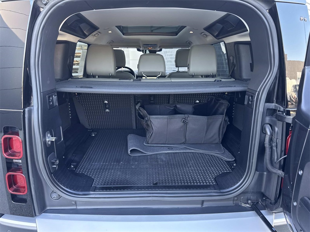 2023 Land Rover Defender 110 S photo 6