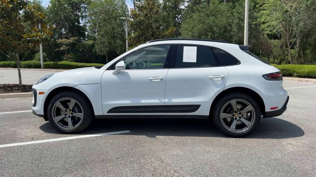 2025 Porsche Macan Base photo 5