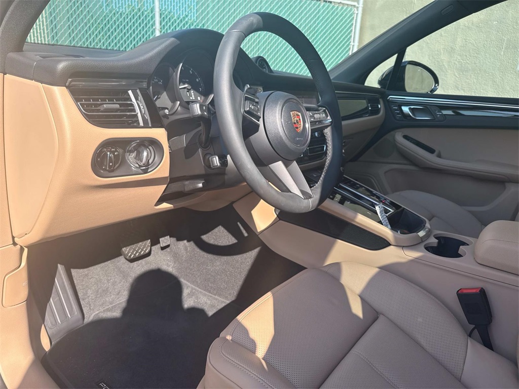 2026 Porsche Macan T photo 4