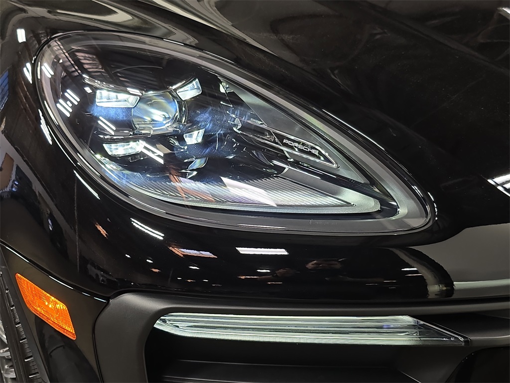 2026 Porsche Macan T photo 12