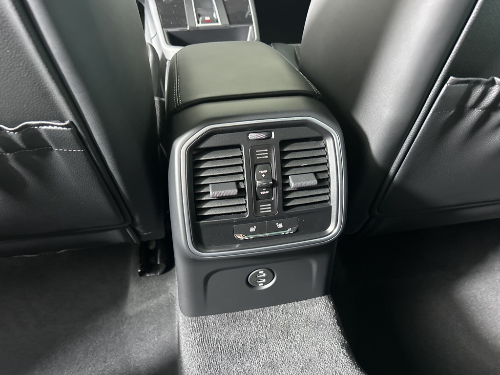 2025 Porsche Macan T photo 21