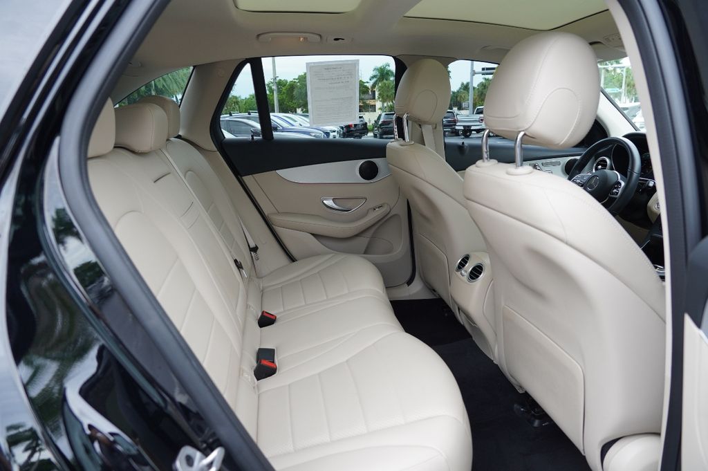2022 Mercedes Benz GLC 300 photo 11