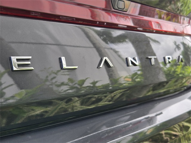 2023 Hyundai Elantra SEL photo 4