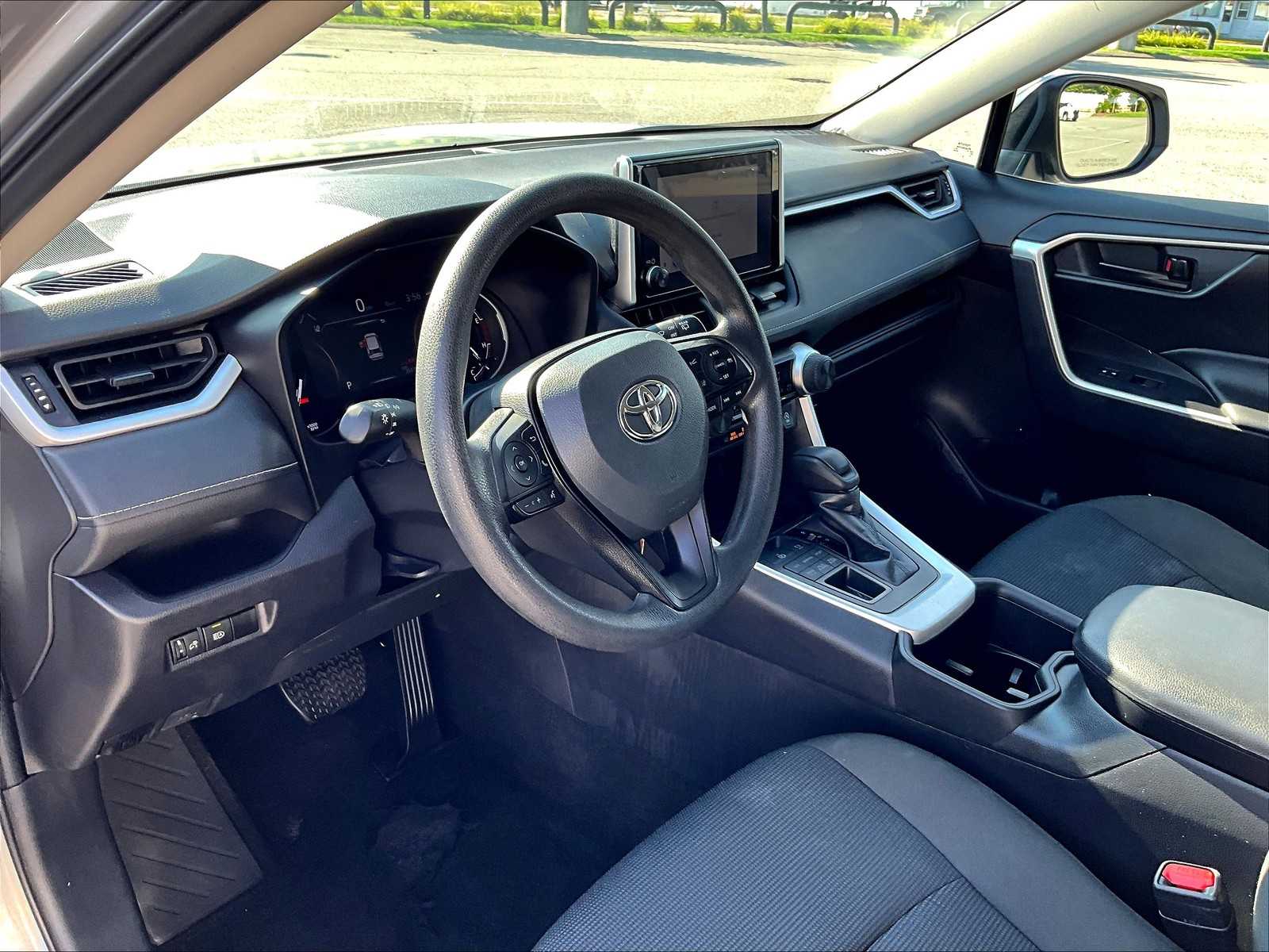 2024 Toyota RAV4 LE photo 4