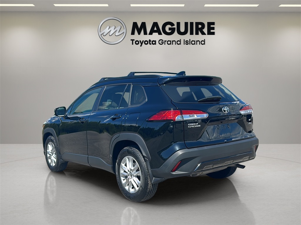 2022 Toyota Corolla Cross LE photo 3