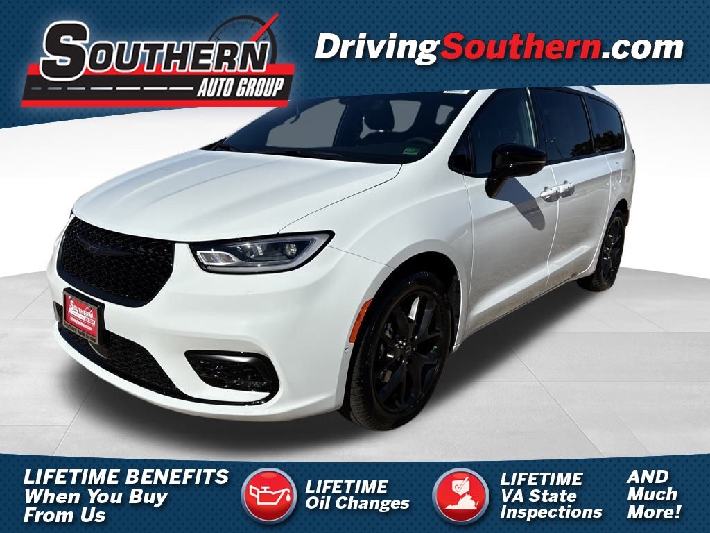 2026 Chrysler Pacifica Select's photo