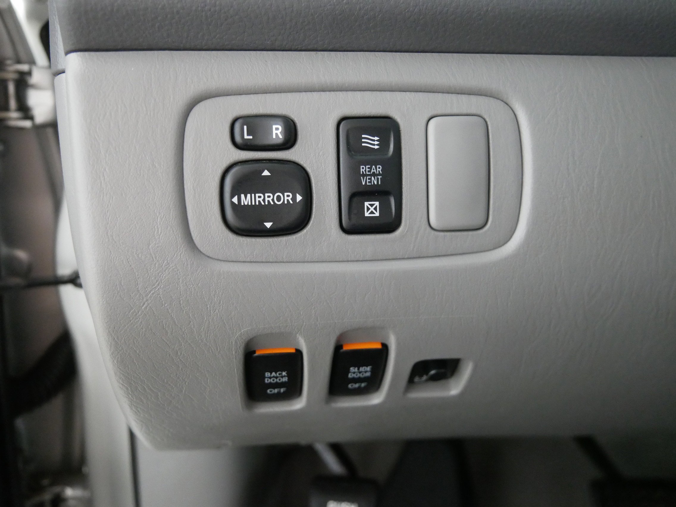 2004 Toyota Sienna XLE photo 16
