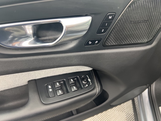 2021 Volvo XC60 Recharge Hybrid T8 Inscription photo 12