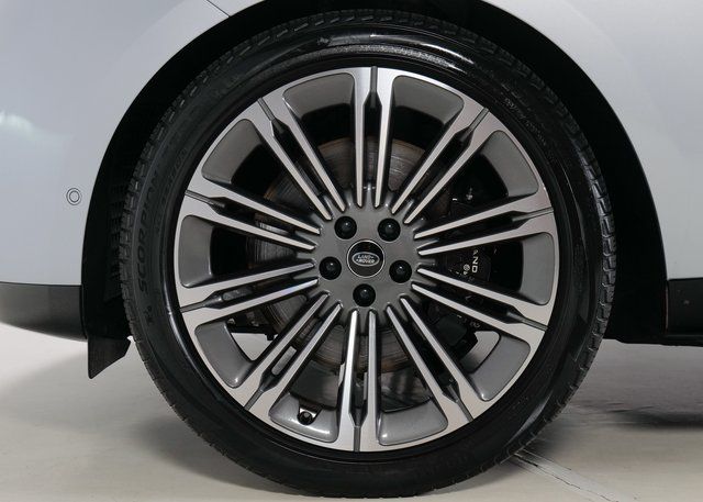 2023 Land Rover Range Rover SE photo 9