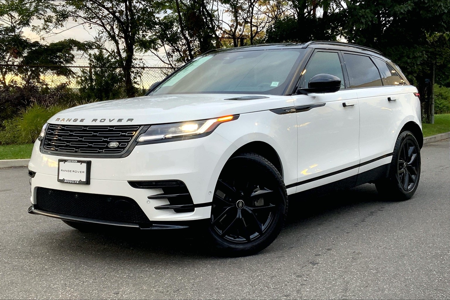2026 Land Rover Range Rover Velar Dynamic SE's photo