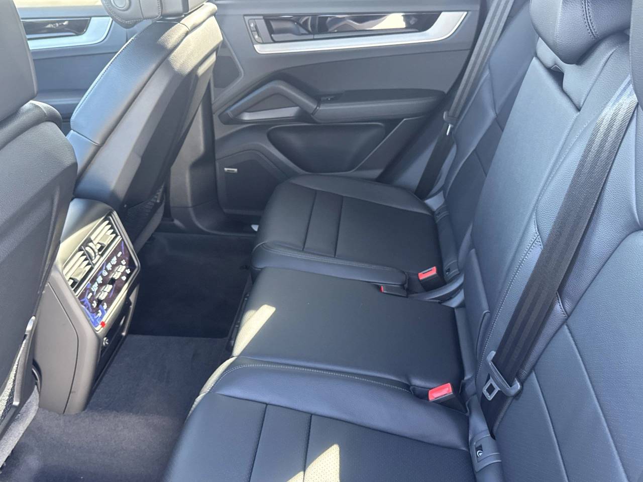 2025 Porsche Cayenne Base photo 17