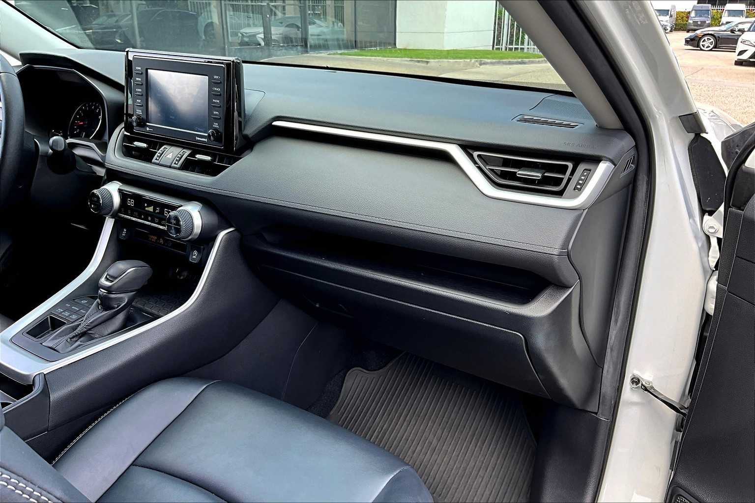 2021 Toyota RAV4 XLE Premium photo 17
