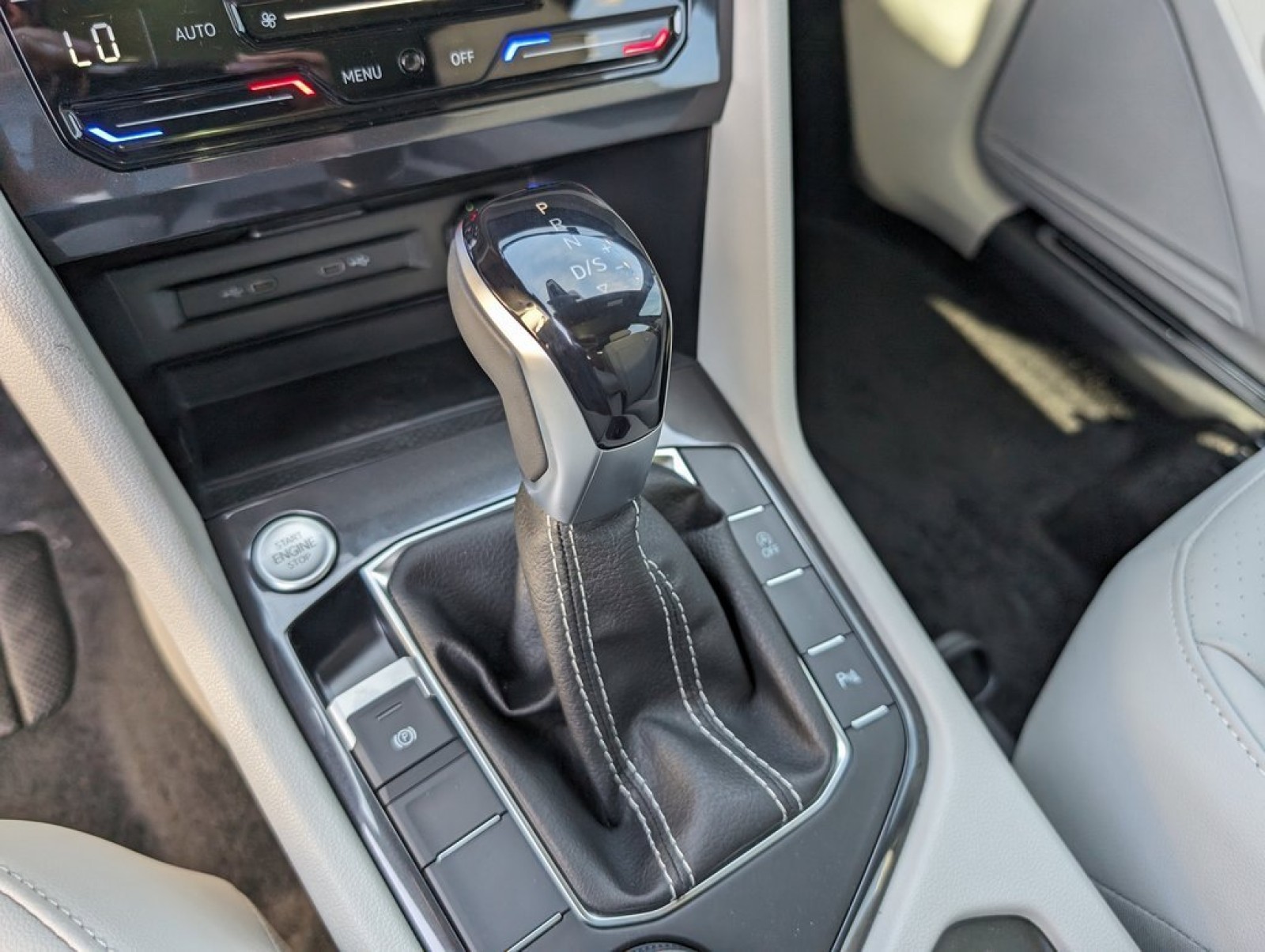 New 2024 Deep Black Pearl Effect Volkswagen 2.0T SE R-Line Black image 12