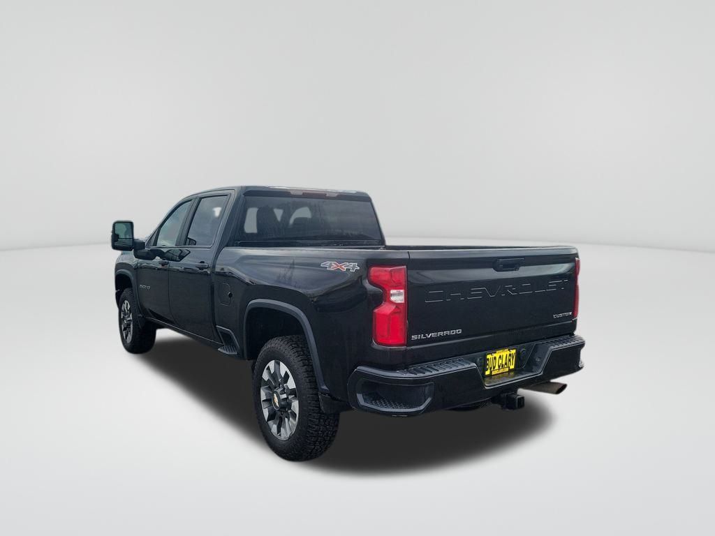 2021 Chevrolet Silverado 2500HD Custom photo 3