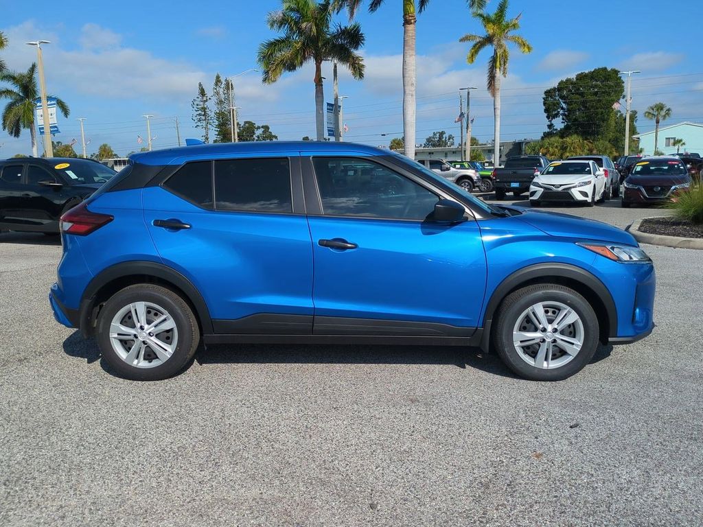 2025 Nissan Kicks Play S photo 4