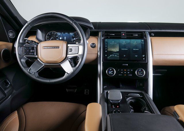 2023 Land Rover Discovery Metropolitan Edition photo 12