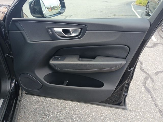 2022 Volvo XC60 B5 Momentum photo 25