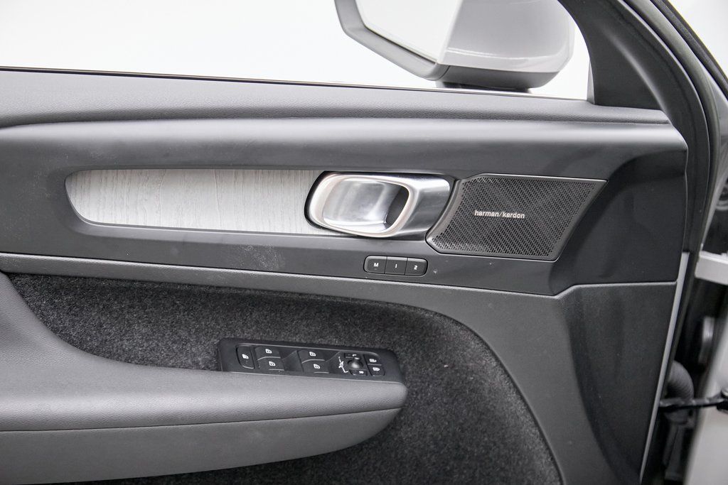 2023 VOLVO XC40 - Image 10