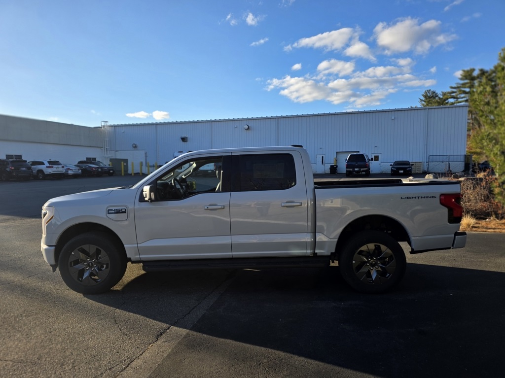 2025 Ford F-150 Lightning photo 3