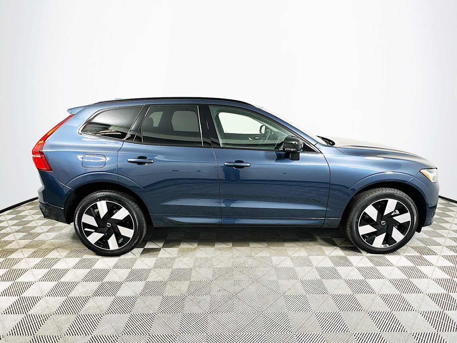 2025 Volvo XC60 T8 Plus photo 8