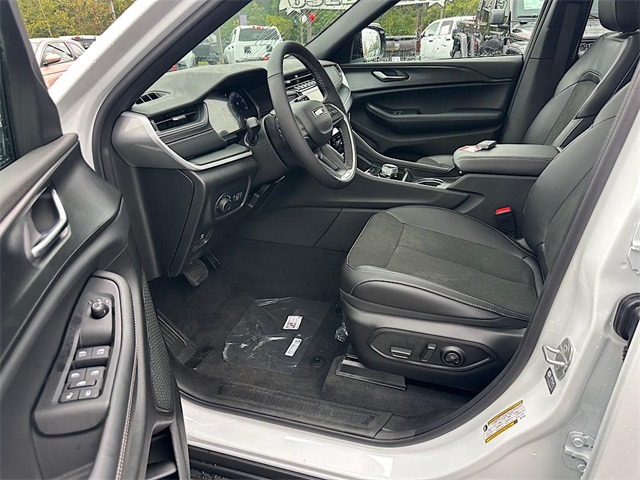 2025 Jeep Grand Cherokee Laredo Altitude photo 10