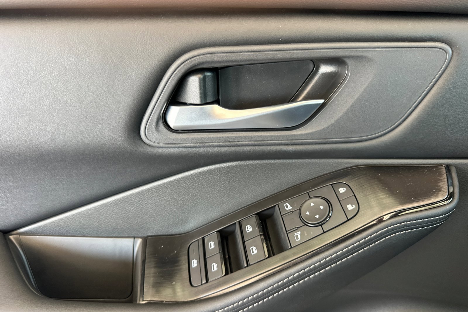 2026 Nissan Rogue SV photo 7