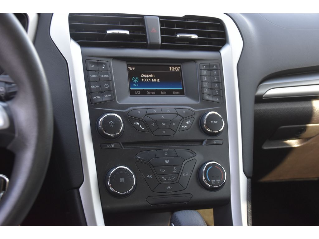 2016 Ford Fusion SE photo 18