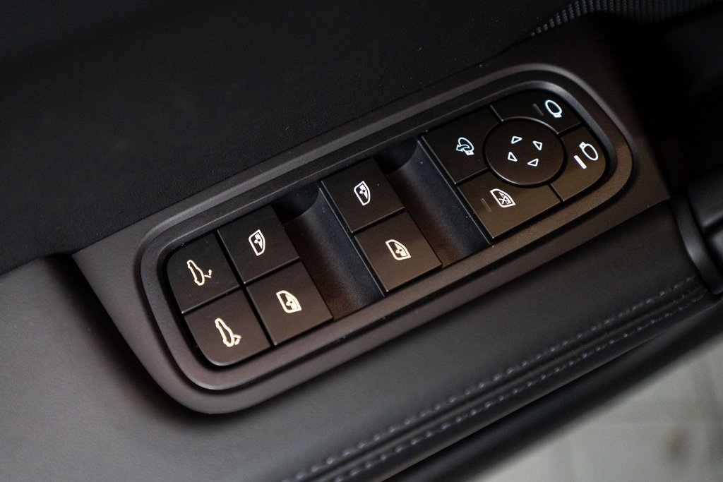 2025 Porsche Cayenne photo 17