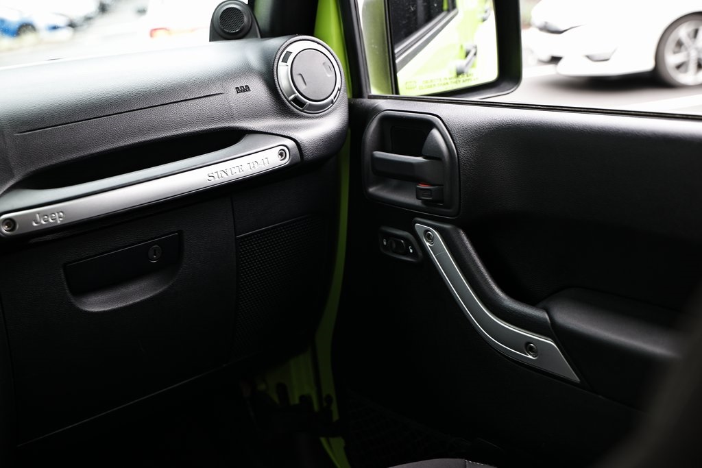 2013 Jeep Wrangler Unlimited Sahara photo 27