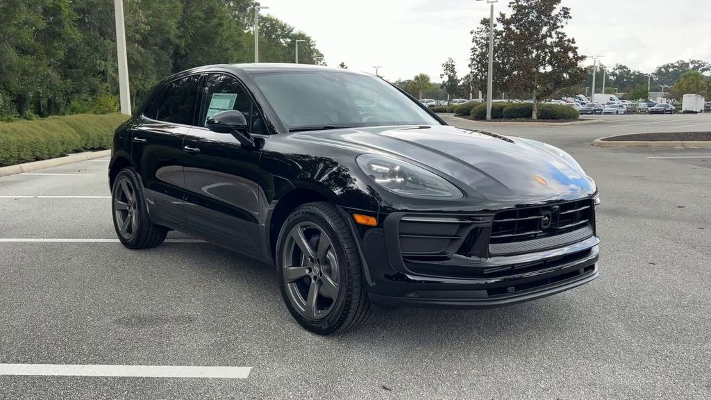 2026 Porsche Macan Base photo 2