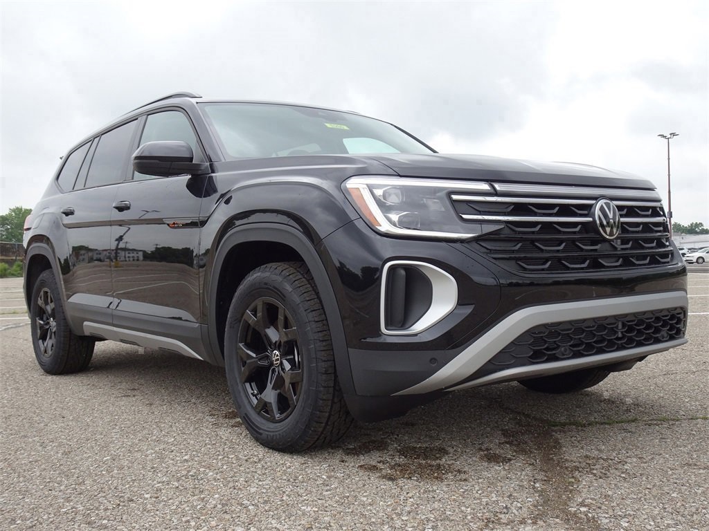 2025 Volkswagen Atlas Peak Edition SE photo 2